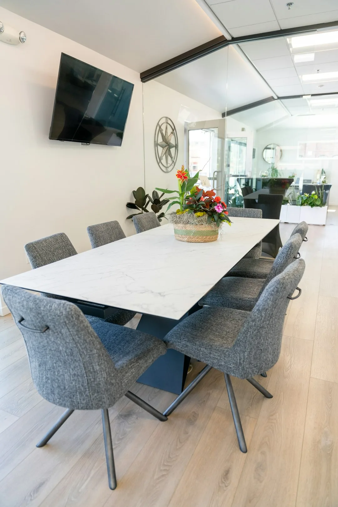 Sala de reuniones equipada para intervenciones de bienestar in-company